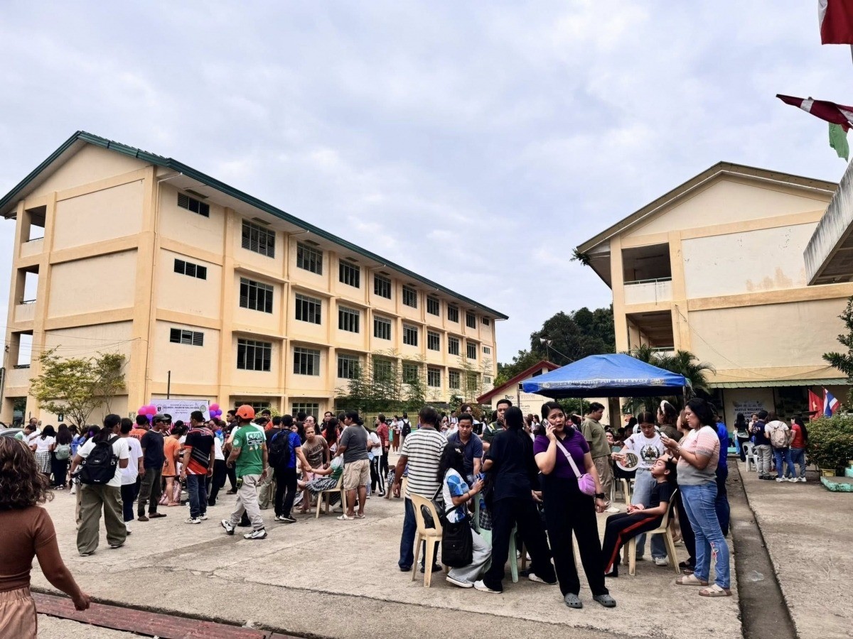 Học sinh tại một trường ở Davao chạy sơ tán khi động đất xảy ra. dong-dat-pi.jpg