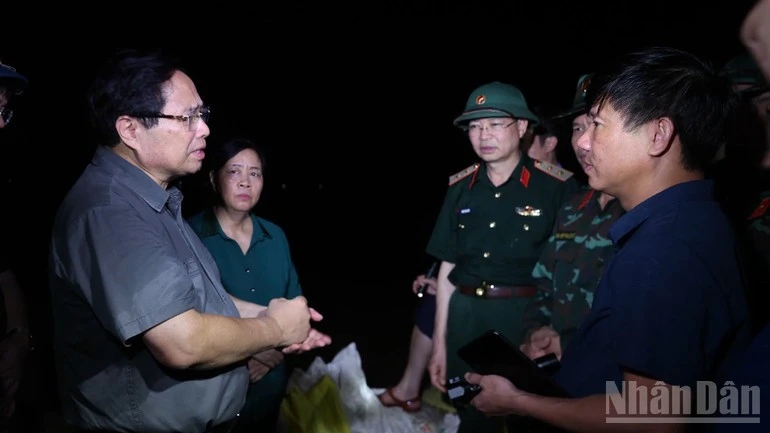 Thủ tướng Phạm Minh Chính trao đổi các phương án ứng phó với lãnh đạo thành phố Hà Nội, các cơ quan, lực lượng chức năng tại hiện trường.