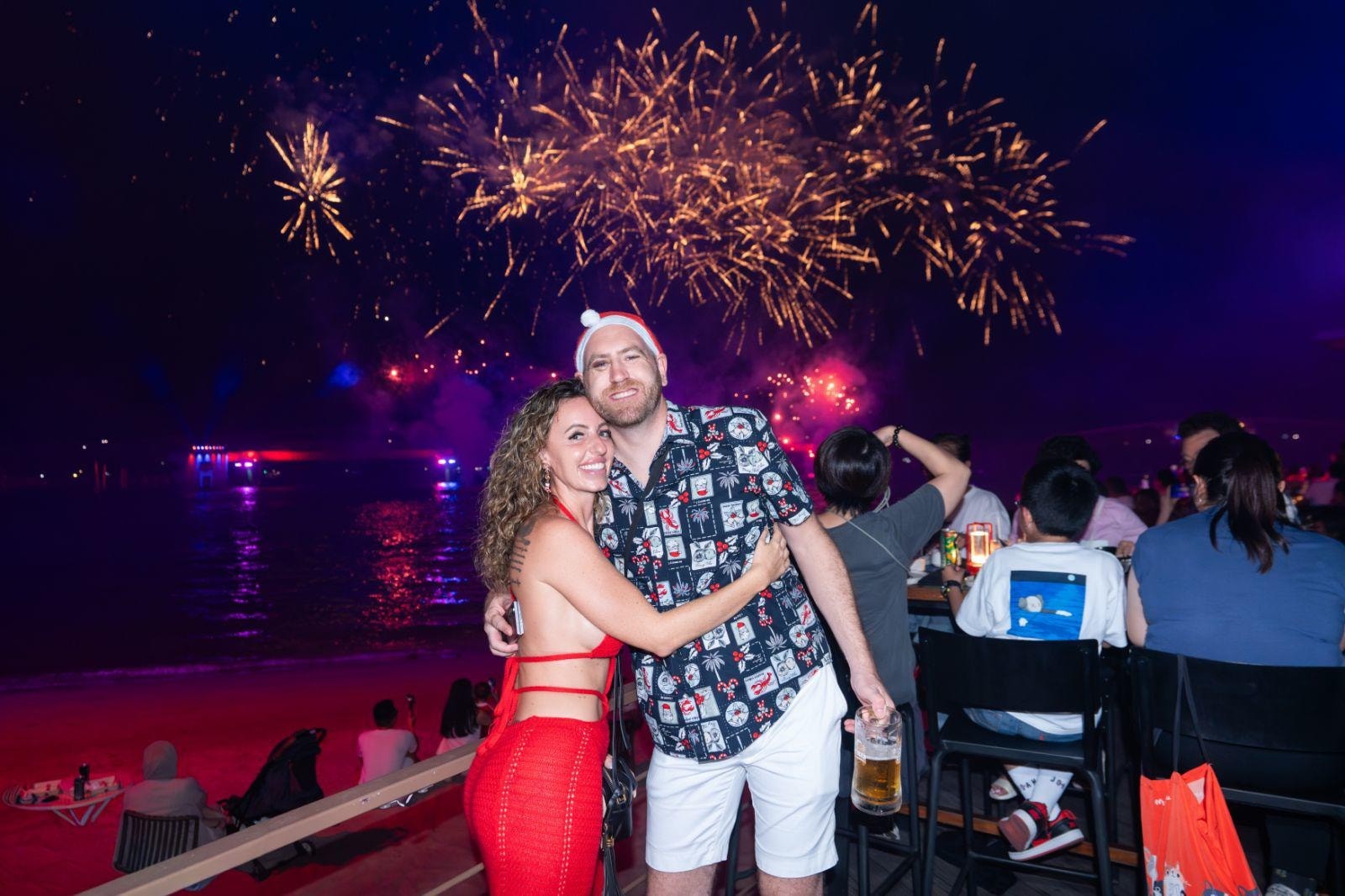 Khoảnh khắc đón năm mới mãn nhãn dưới pháo hoa rực rỡ tại Thị trấn Hoàng Hôn.