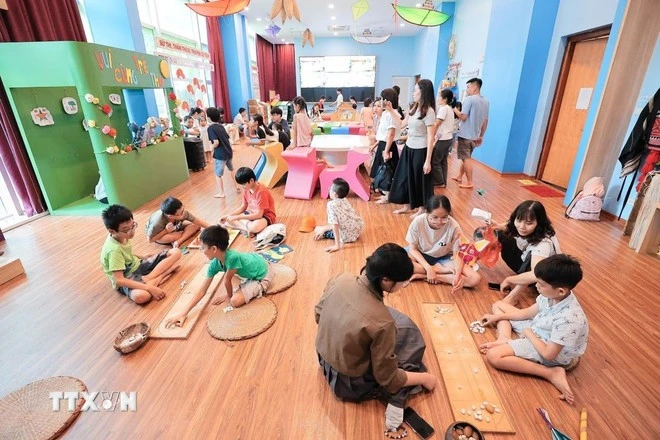 Đông đảo các em và gia đình tham gia vui chơi trong Phòng khám phá tại Bảo tàng.