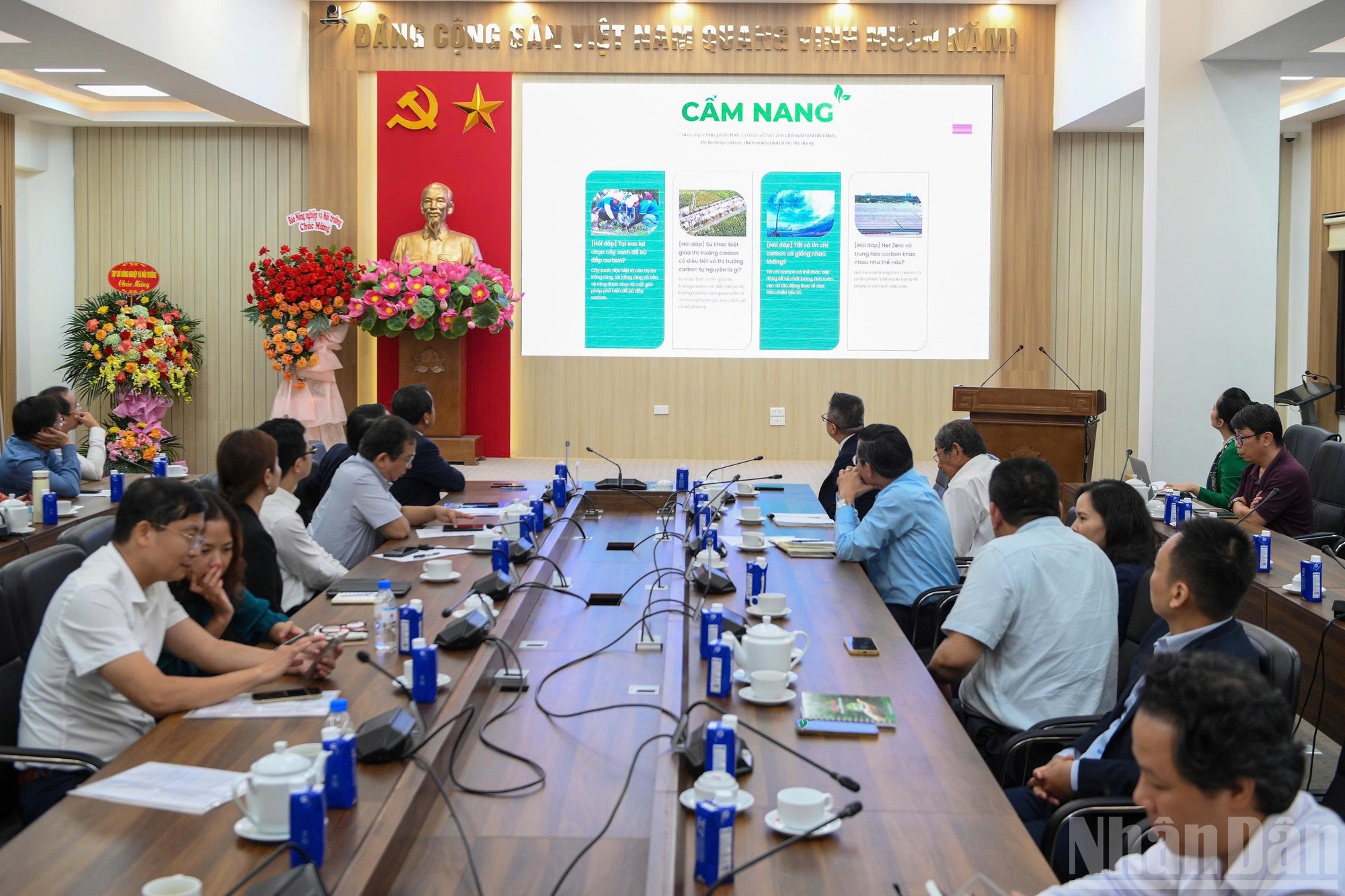 Các đại biểu xem video giới thiệu về trang thông tin Net Zero Việt Nam. Các đại biểu xem video giới thiệu về trang thông tin Net Zero Việt Nam.