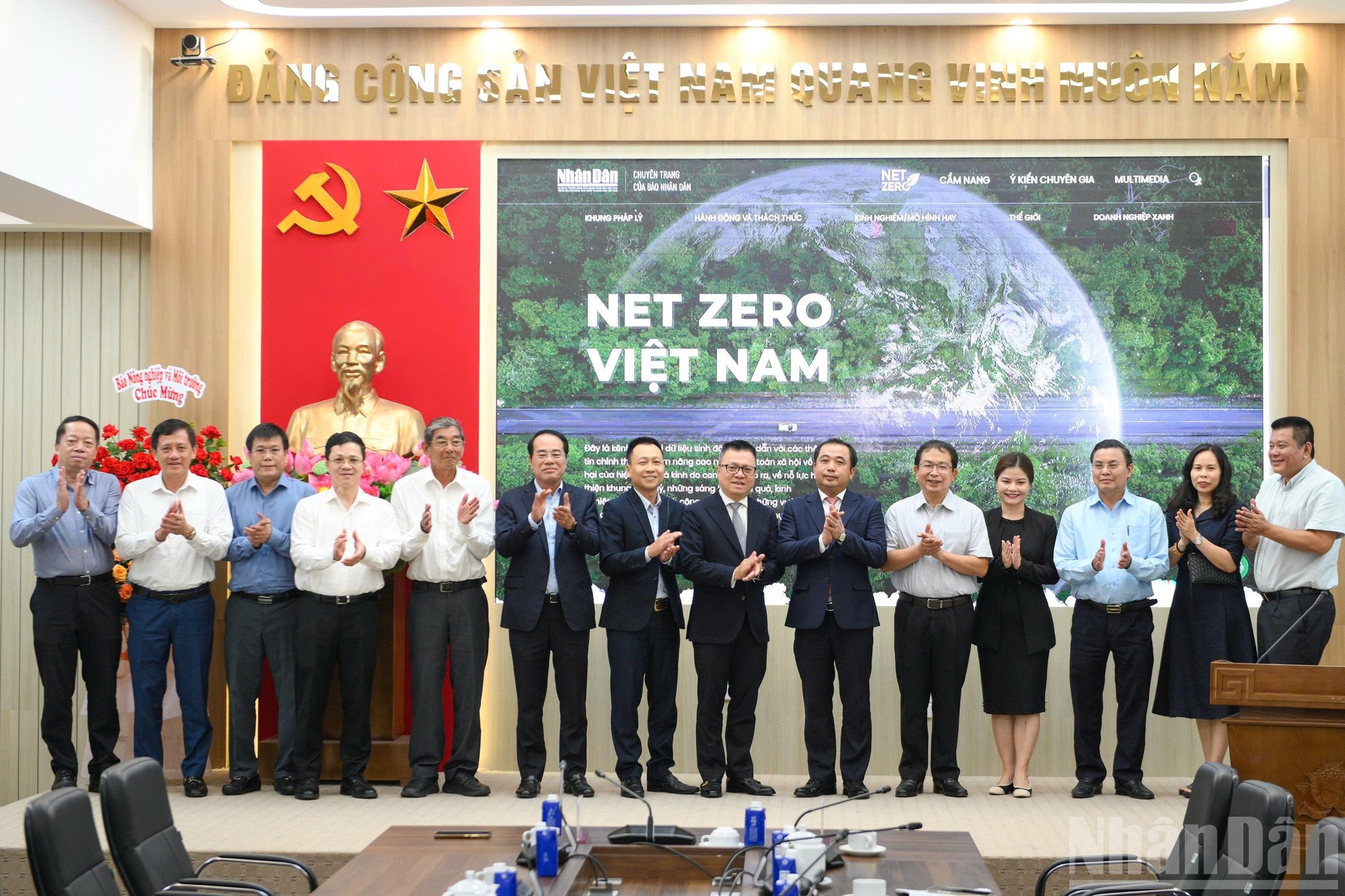 Các đại biểu chụp ảnh lưu niệm tại lễ ra mắt trang thông tin Net Zero Việt Nam. Các đại biểu chụp ảnh lưu niệm tại lễ ra mắt trang thông tin Net Zero Việt Nam.