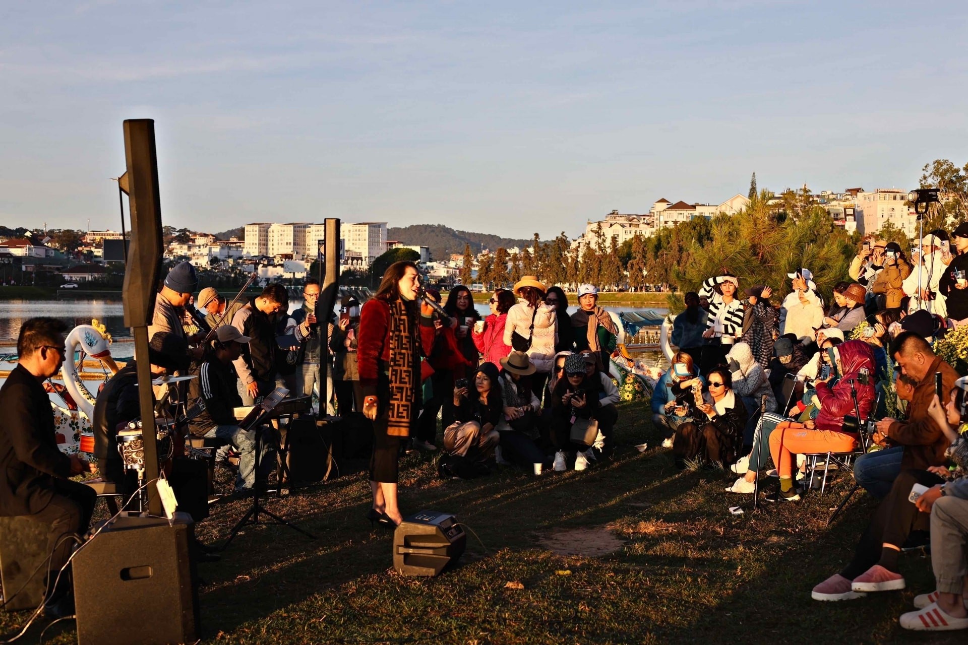 Biểu diễn âm nhạc ngoài trời ven hồ Xuân Hương.