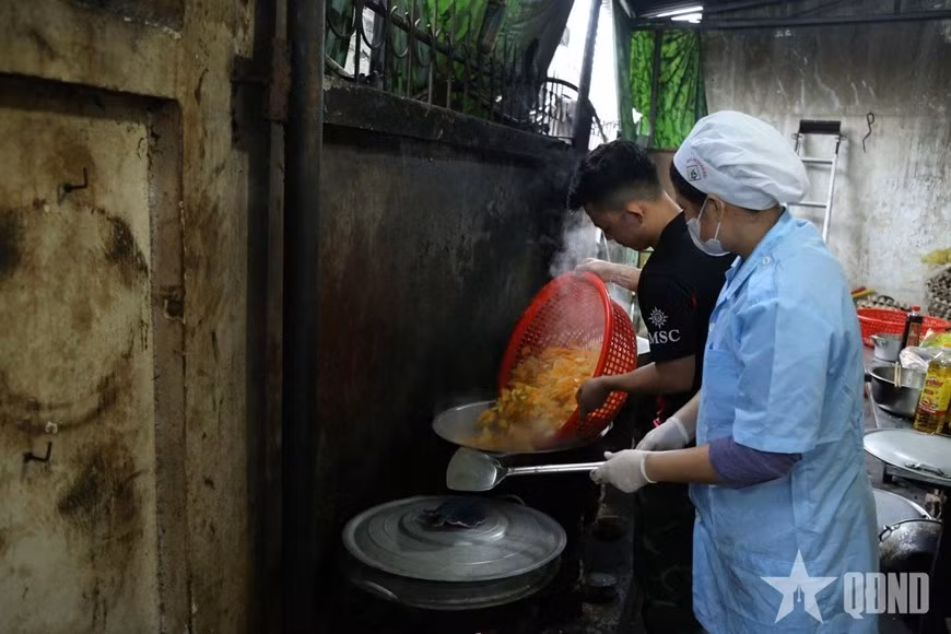 Gian bếp tạm đỏ lửa với những món ngon đặc trưng của bộ đội.