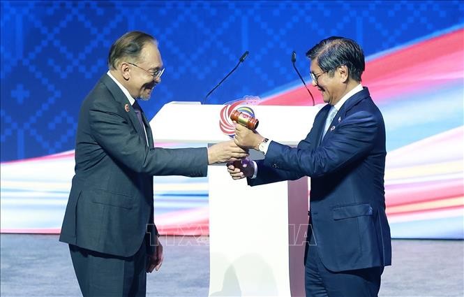 Tổng thống Philippines Ferdinand Marcos Jr. tiếp nhận vai trò Chủ tịch ASEAN 2026 của Philippines từ Thủ tướng Malaysia Anwar Ibrahim, Chủ tịch ASEAN 2025.