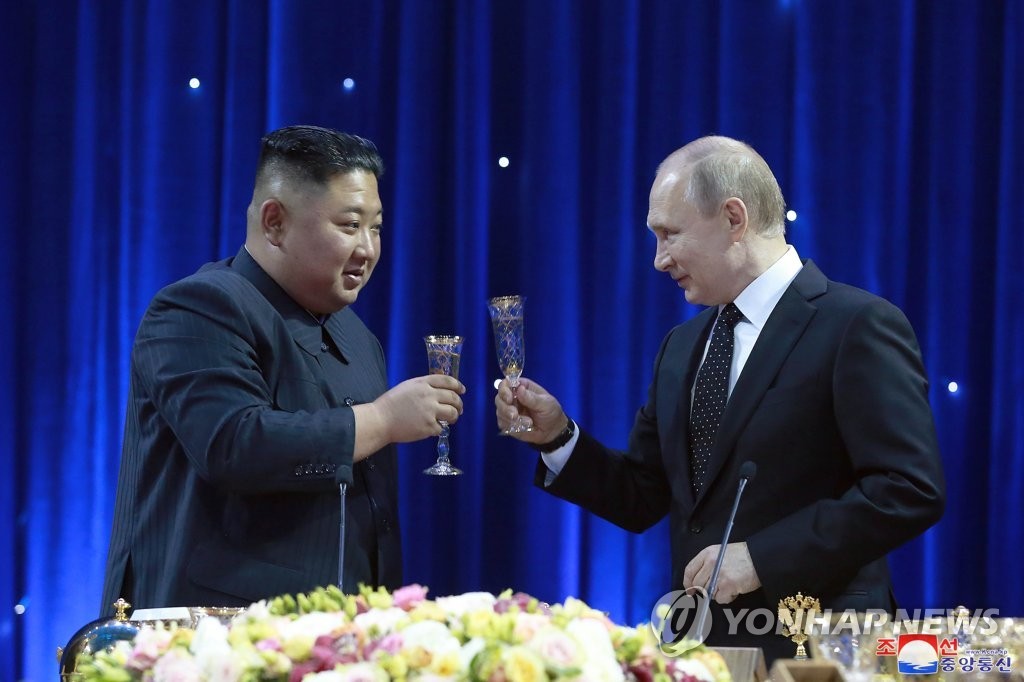 Chủ tịch Triều Tiên Kim Jong-un (trái) nâng cốc chúc mừng Tổng thống Nga Vladimir Putin trong bữa tối sau Hội nghị thượng đỉnh tại Đại học Liên bang Viễn Đông ở Vladivostok, Nga ngày 26/4/2019.