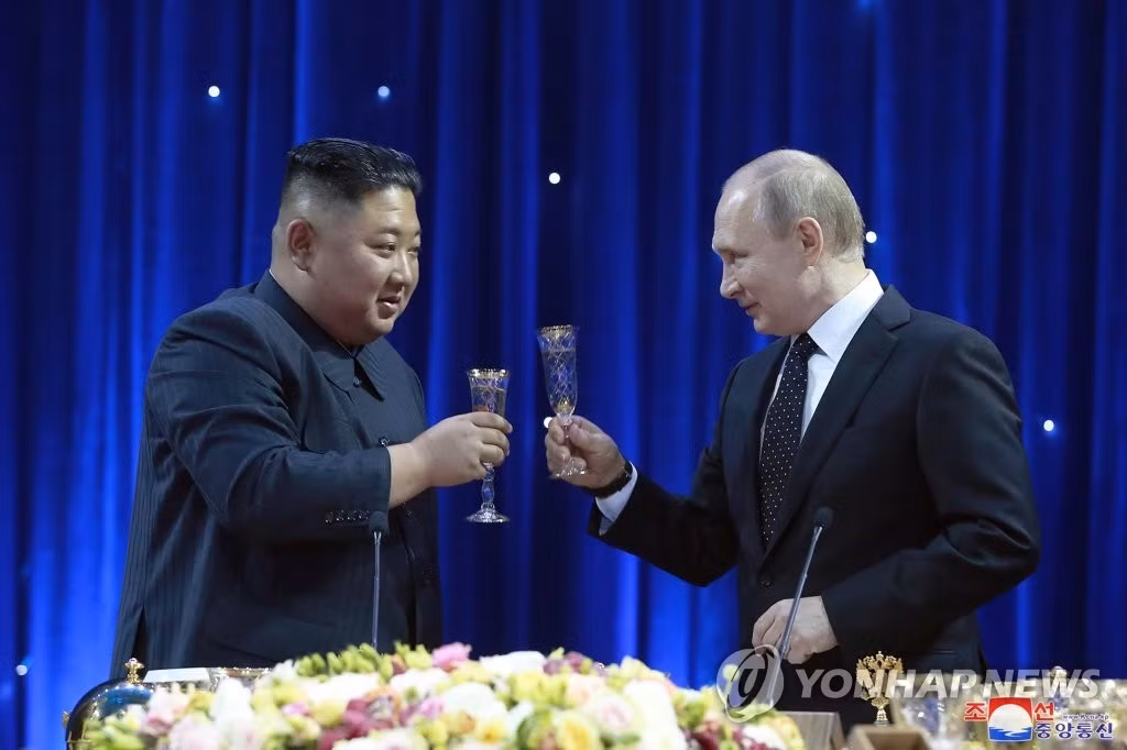 Chủ tịch Triều Tiên Kim Jong-un (trái) nâng cốc chúc mừng Tổng thống Nga Vladimir Putin trong bữa tối sau Hội nghị thượng đỉnh tại Đại học Liên bang Viễn Đông ở Vladivostok, Nga ngày 26/4/2019.