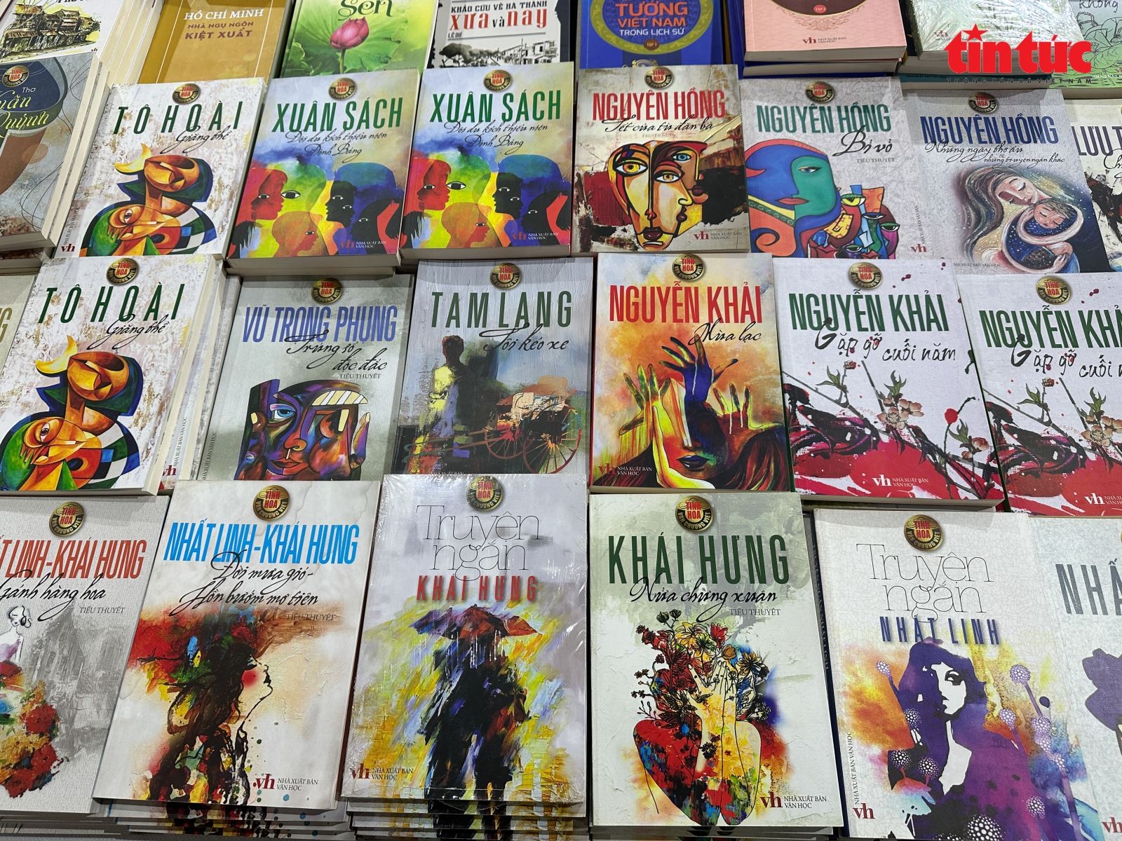 Những cuốn sách văn học hấp dẫn, làm phong phú tâm hồn của công chúng yêu sách. Những cuốn sách văn học hấp dẫn, làm phong phú tâm hồn của công chúng yêu sách.