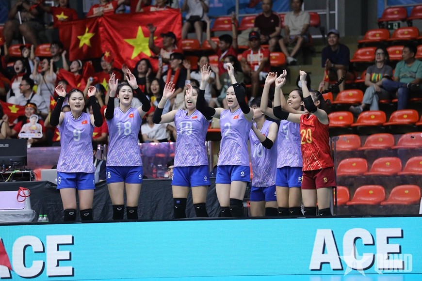 Các tuyển thủ Việt Nam mừng tấm vé vào chung kết.