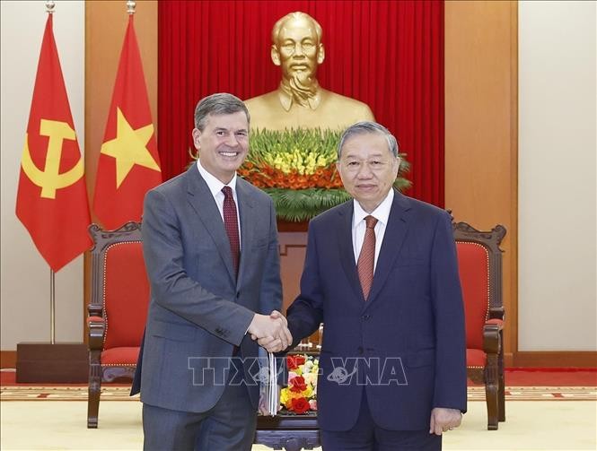 Tổng Bí thư Tô Lâm tiếp Giám đốc Học viện Tổng thống Liên Bang Nga Aleksey Komissarov.