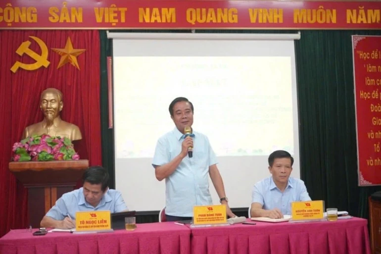 Lãnh đạo phường Sa Pa đối thoại với nhân dân tại các tổ dân phố.