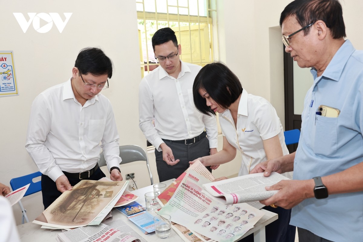 Nhân viên Bưu điện giới thiệu với người dân về dự thảo văn kiện. Nhân viên Bưu điện giới thiệu với người dân về dự thảo văn kiện.