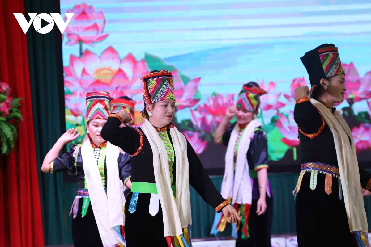 A articulação e a cooperação no desenvolvimento do turismo contribuem positivamente para a preservação da cultura tradicional e criam um impulso para o desenvolvimento socioeconômico em cada localidade. Liên kết, hợp tác phát triển du lịch, góp phần tích cực trong công tác bảo tồn văn hóa truyền thống, tạo động lực phát triển kinh tế - xã hội của mỗi địa phương.