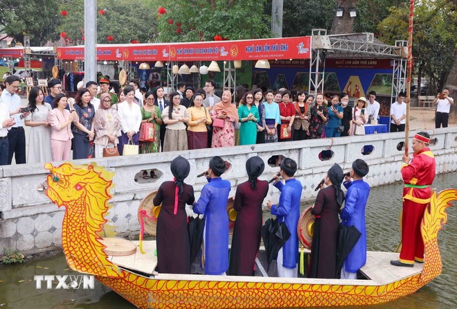 Bà Lê Thị Bích Trân, Phu nhân Thủ tướng Chính phủ Phạm Minh Chính và nhóm Phụ nữ cộng đồng ASEAN tại Hà Nội thưởng thức màn biểu diễn hát Quan họ của các liền anh, liền chị tỉnh Bắc Ninh.