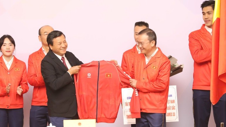 Chủ tịch Hội đồng Quản trị Công ty cổ phần Động Lực Lê Văn Thành trao tặng áo thi đấu của Đoàn Thể thao Việt Nam tại SEA Games 33 cho Trưởng đoàn Nguyễn Hồng Minh.