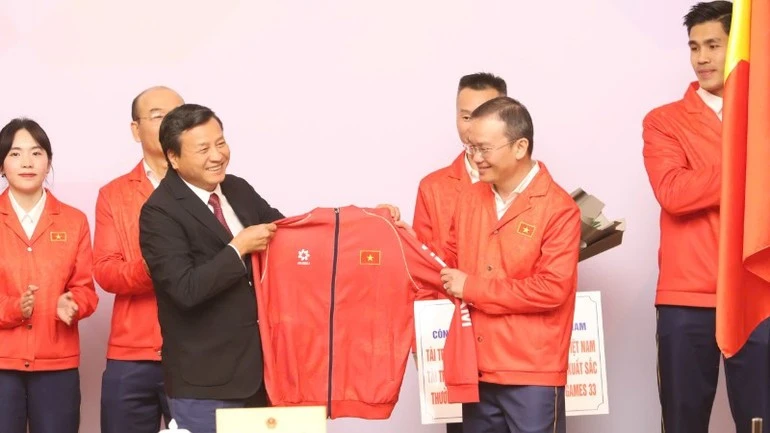Chủ tịch Hội đồng Quản trị Công ty cổ phần Động Lực Lê Văn Thành trao tặng áo thi đấu của Đoàn Thể thao Việt Nam tại SEA Games 33 cho Trưởng đoàn Nguyễn Hồng Minh.