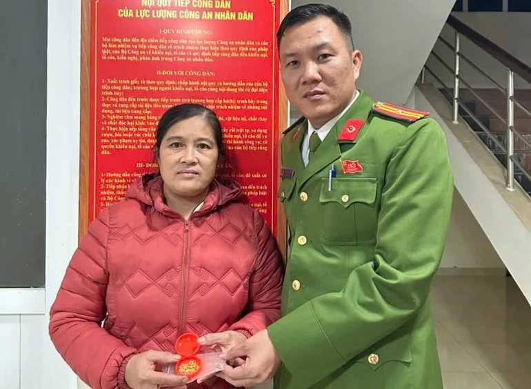 Công an xã Vĩnh Linh trao trả toàn bộ tài sản cho người bị mất.