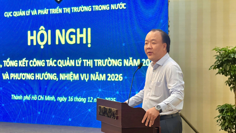 Cục trưởng Quản lý và Phát triển thị trường trong nước Trần Hữu Linh phát biểu tại hội nghị.
