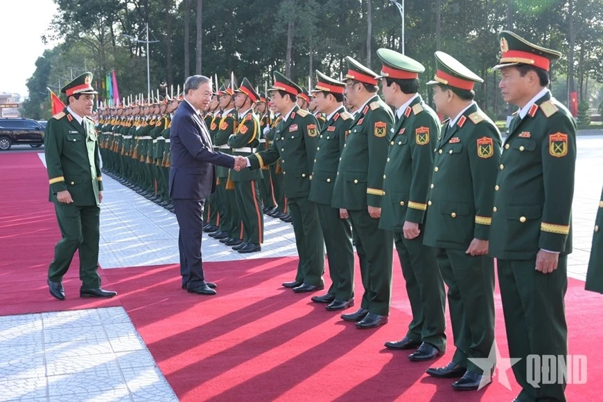 Đại tướng Phan Văn Giang, Ủy viên Bộ Chính trị, Phó bí thư Quân ủy Trung ương, Bộ trưởng Bộ Quốc phòng cùng lãnh đạo Bộ Quốc phòng và Quân khu 9 đón Tổng Bí thư Tô Lâm.