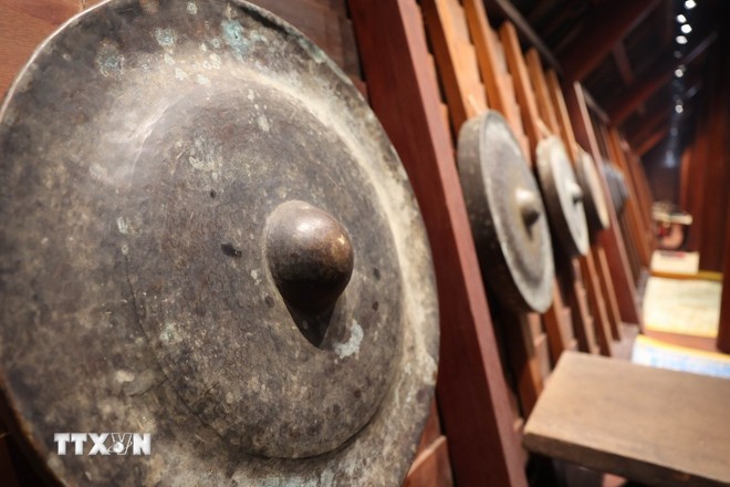 Một bộ cồng chiêng của người Ê Đê được treo ở vị trí trang trọng trong nhà dài truyền thống.