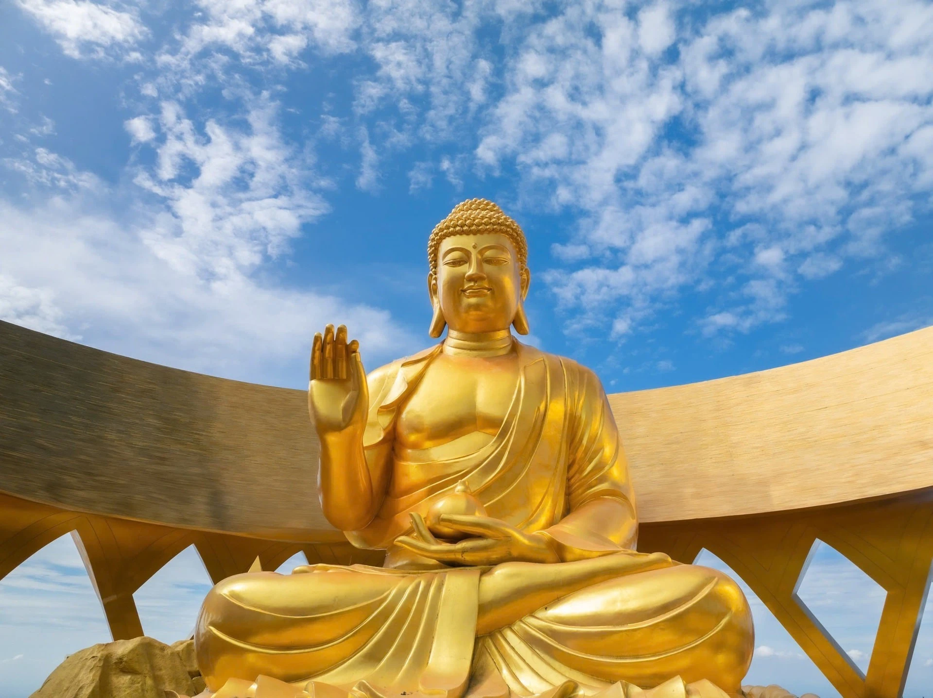 Tôn tượng Đức Phật Câu Na Hàm Mâu Ni biểu trưng cho sự sung túc và viên mãn.