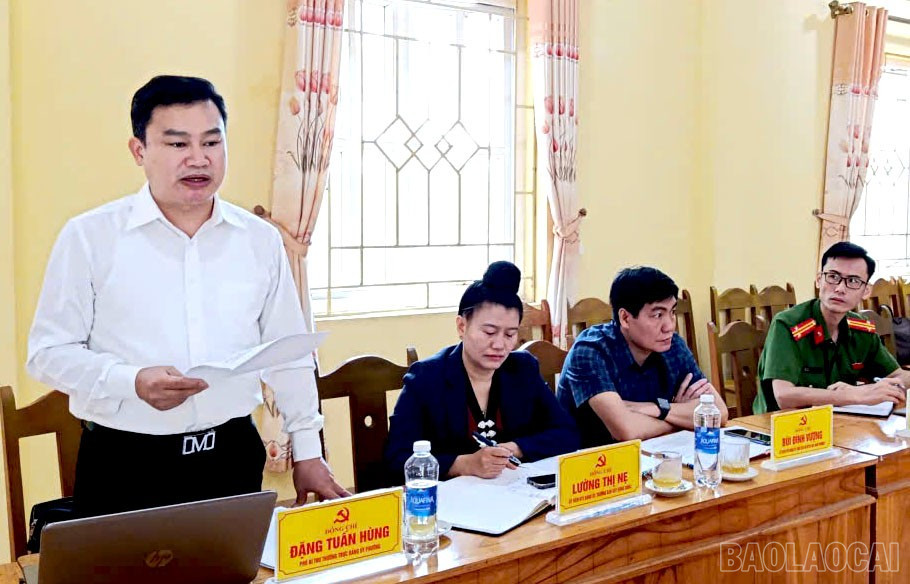 Đồng chí Đặng Tuấn Hùng - Phó Bí thư phường Cầu Thia báo cáo kết quả phát triển kinh tế - xã hội với đoàn công tác. baolaocai-br_lanh-dao-phuong-cau-thia-bao-cao-voi-doan-cong-tac-1.jpg