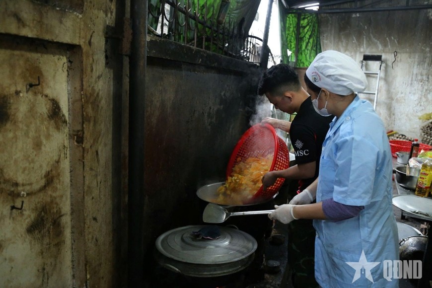 Gian bếp tạm đỏ lửa với những món ngon đặc trưng của bộ đội.