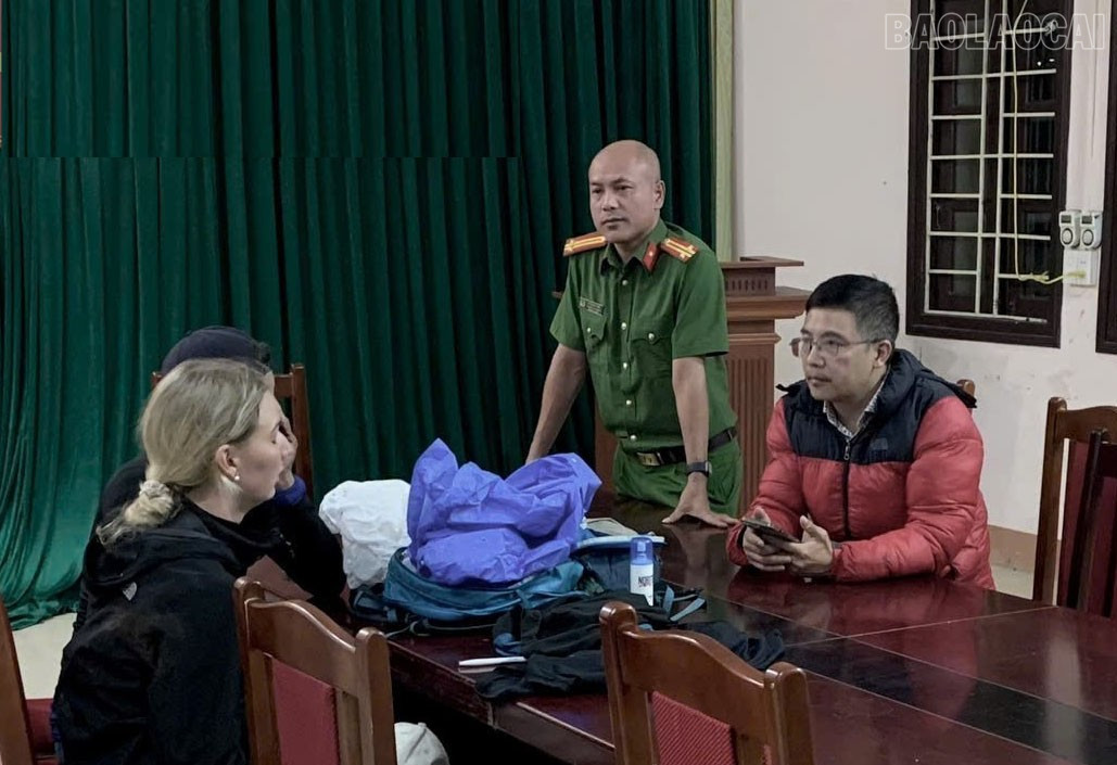 Lực lượng chức năng tuyên truyền để du khách hiểu về quy định trong hoạt động du lịch và bảo vệ rừng đặc dụng. baolaocai-tr_br-c.jpg
