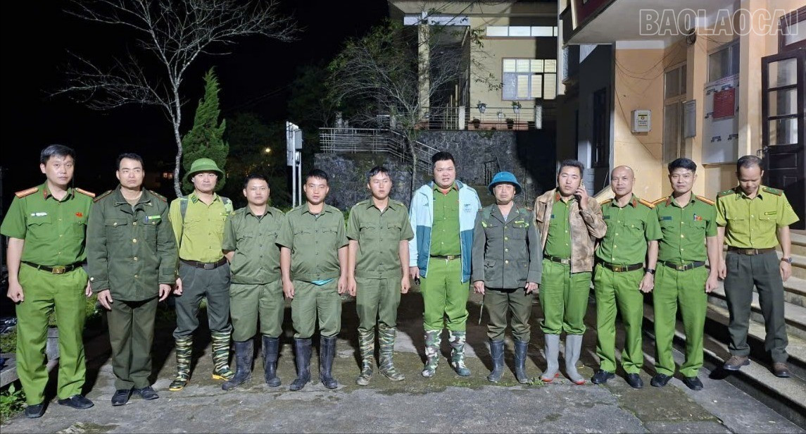 Các lực lượng tham gia tìm kiếm, cứu hộ du khách bị lạc trong rừng đặc dụng ở xã Tả Van. baolaocai-tr_a.jpg
