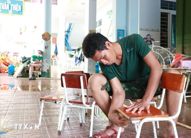 Quân đội tham gia dọn dẹp vệ sinh ở trường Trường Mầm non Vĩnh Thạnh, phường Tây Nha Trang, tỉnh Khánh Hòa.