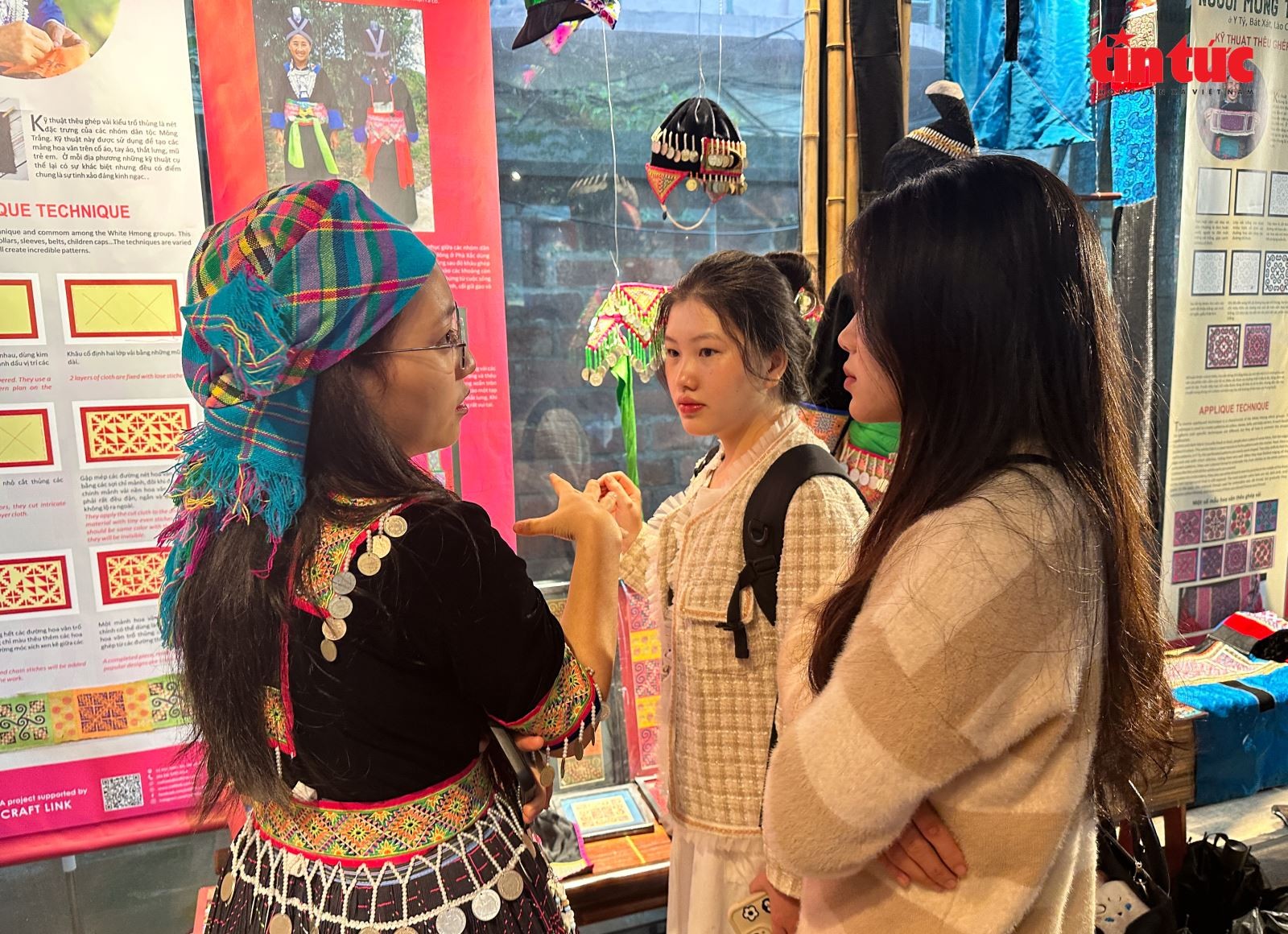 Các bạn trẻ cùng trao đổi về những tri thức đã khám phá, tìm hiểu được tại không gian văn hoá.