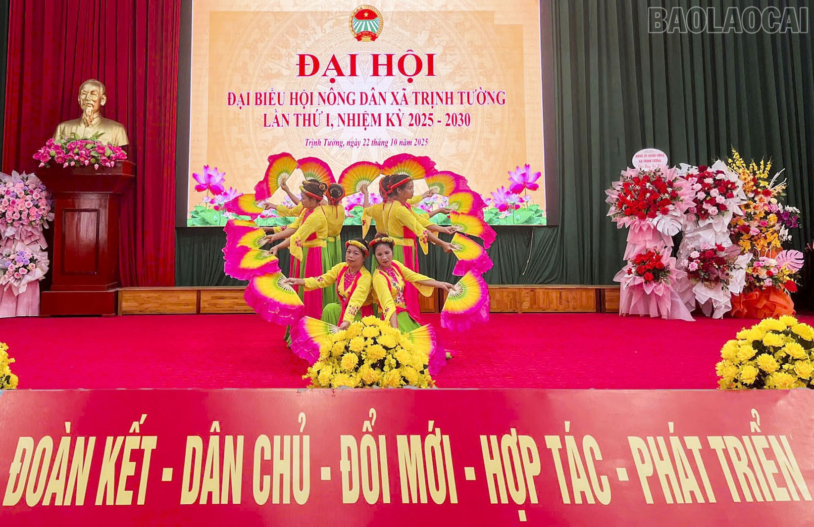 Tiết mục văn nghệ chào mừng đại hội. baolaocai-tr_van-nghe-chao-mung.jpg