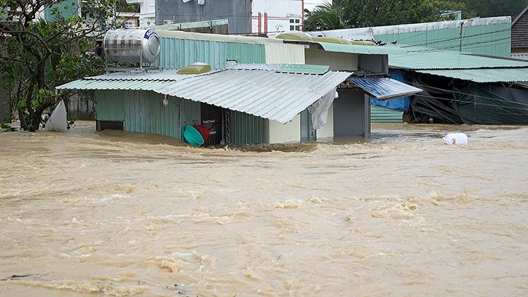 Tại phường Quy Nhơn Bắc và xã Tuy Phước, tỉnh Gia Lai nhiều nhà dân bị ngập lụt từ 1,5 - 3m.