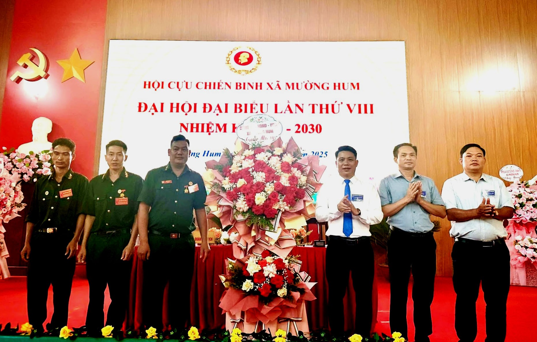 Lãnh đạo xã Mường Hum tặng hoa chúc mừng đại hội. lanh-dao-xa-tang-hoa-chuc-mung-dai-hoi.jpg