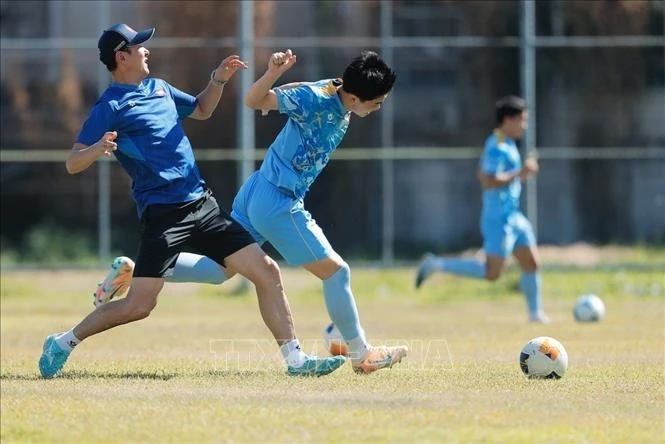 Trợ lý HLV hỗ trợ các cầu thủ bài tập trên sân ngày 6/12.