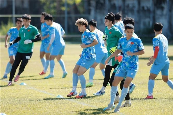 Các cầu thủ U22 Việt Nam khởi động trước buổi tập.