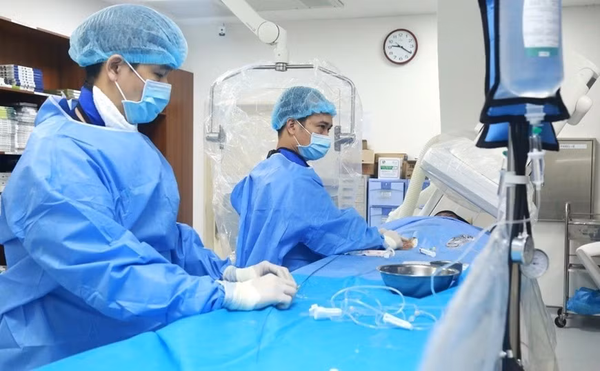 Các bác sĩ thực hiện can thiệp đột quỵ ở trẻ.