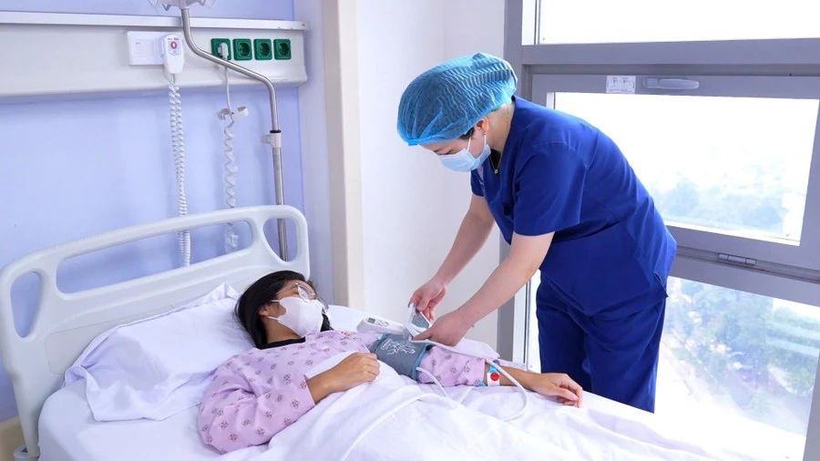 T.Q. sinh năm 2011 phát hiện chảy máu não từ cơn đau đầu thoáng qua.