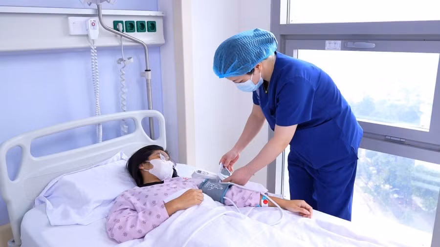 T.Q. sinh năm 2011 phát hiện chảy máu não từ cơn đau đầu thoáng qua.