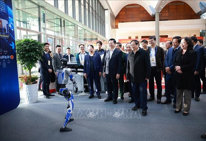Thủ tướng Phạm Minh Chính kiểm tra khu trung bày các sản phẩm khoa học công nghệ.