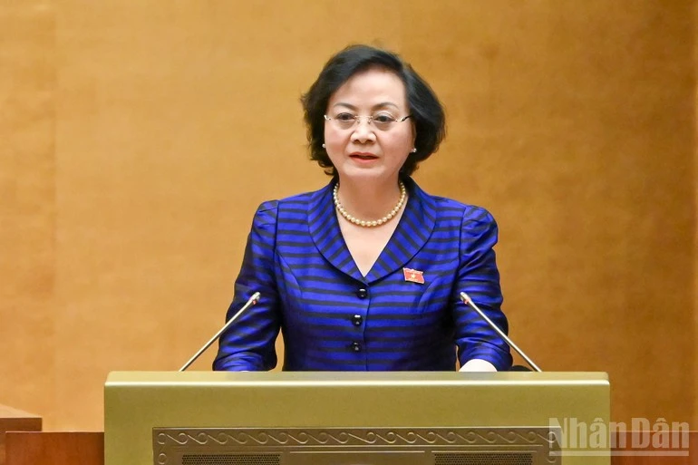 Bộ trưởng Nội vụ Phạm Thị Thanh Trà trình bày tờ trình dự án Luật Viên chức (sửa đổi).