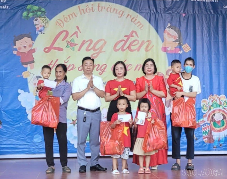 Trao quà cho các thiếu nhi vùng lũ. baolaocai-br_44.jpg