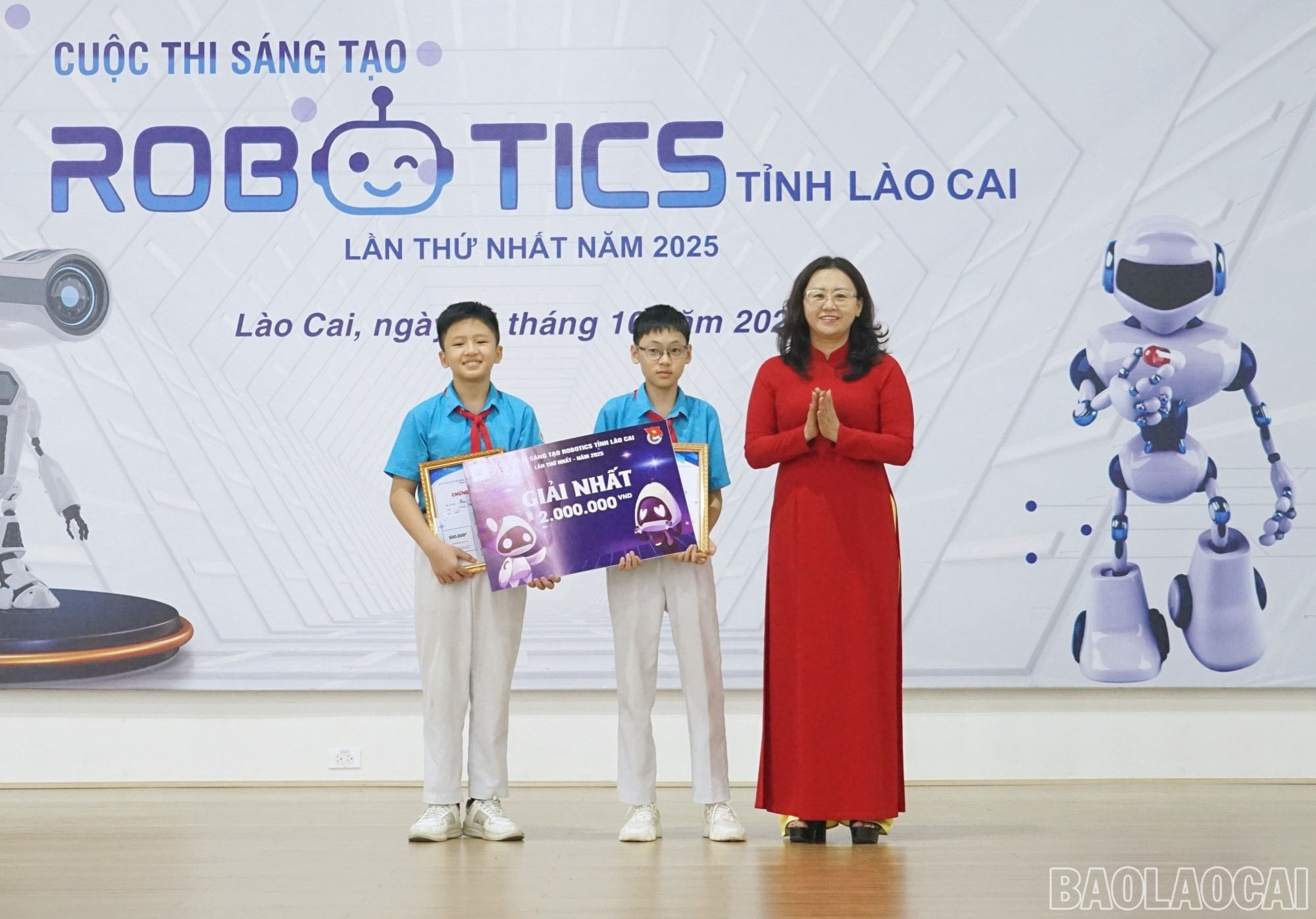 Trao giải Nhất bảng R2 cho đội thi Trường THCS Lý Tự Trọng (phường Cam Đường). baolaocai-br-g1thcs.jpg