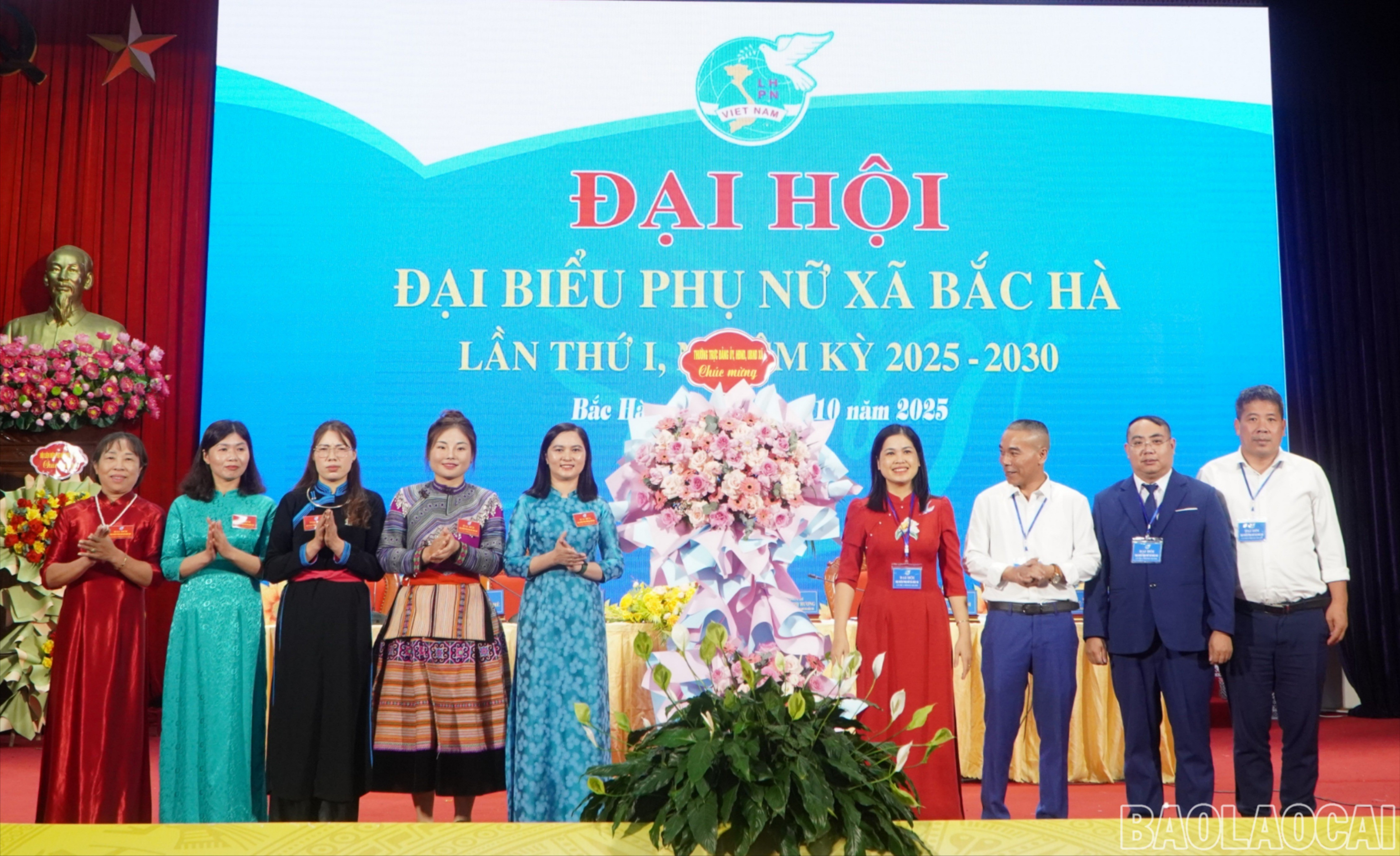 Lãnh đạo xã Bắc Hà tặng hoa chúc mừng đại hội. baolaocai-br-dsc06837-2384.jpg