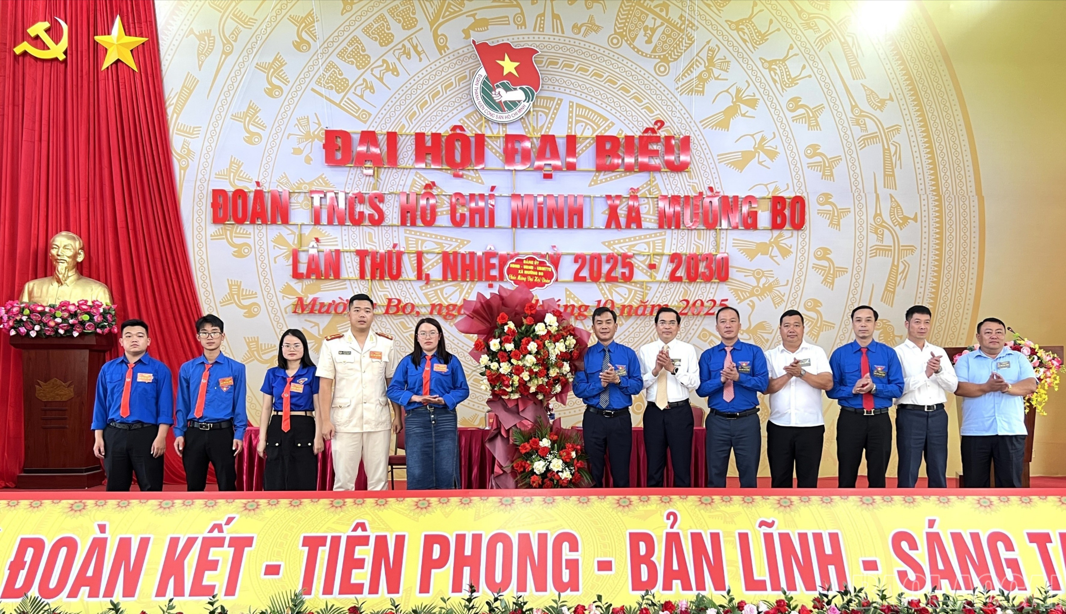 Lãnh đạo xã Mường Bo tặng hoa chúc mừng Đại hội. baolaocai-br_img-4358-5680.jpg
