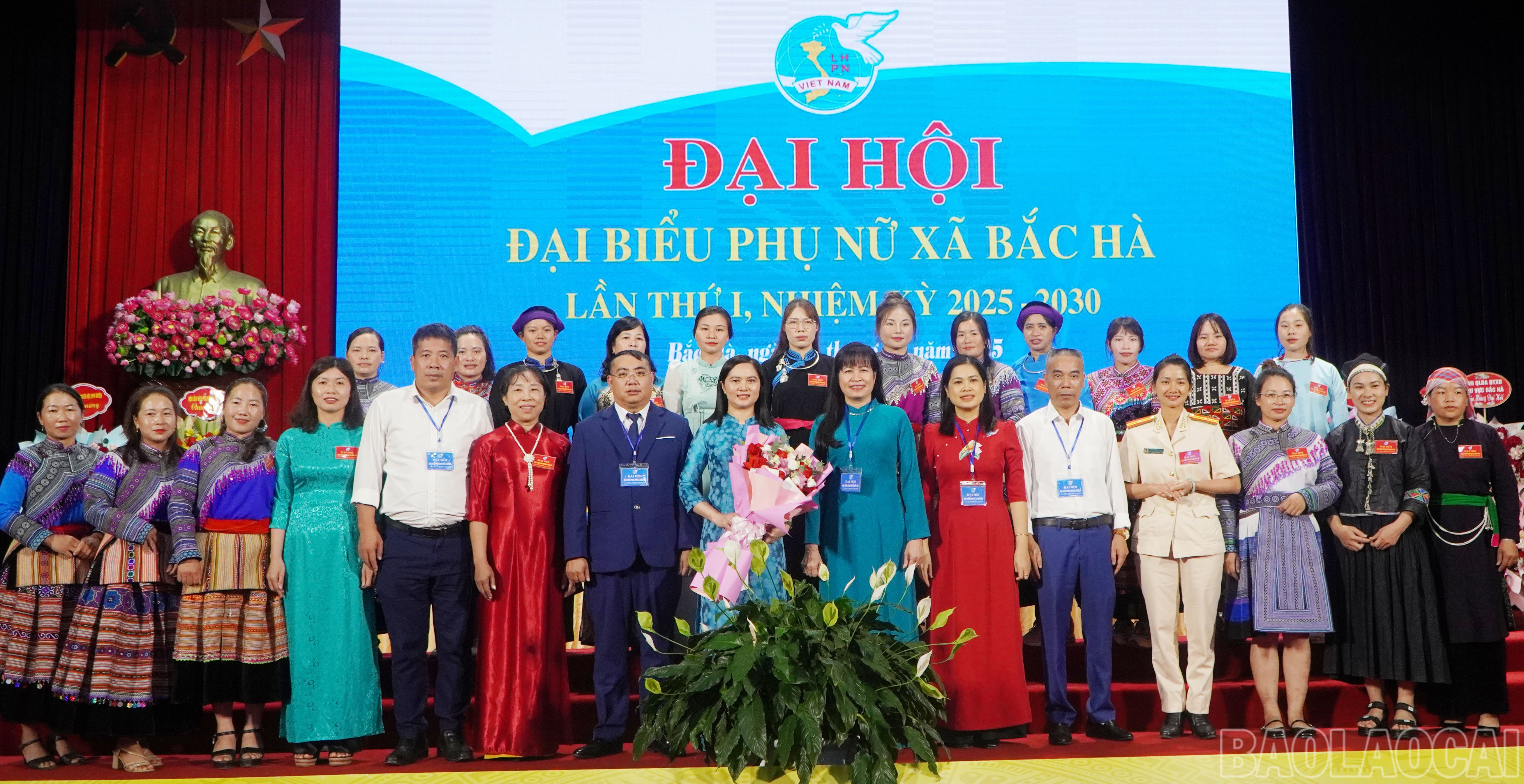 Các đại biểu chụp ảnh cùng Ban Chấp hành khóa I, nhiệm kỳ 2025 - 2030. baolaocai-br_cac-dai-bieu-chup-anh-cung-ban-chap-hanh-khoa-i-nhiem-ky-2025-2030.jpg