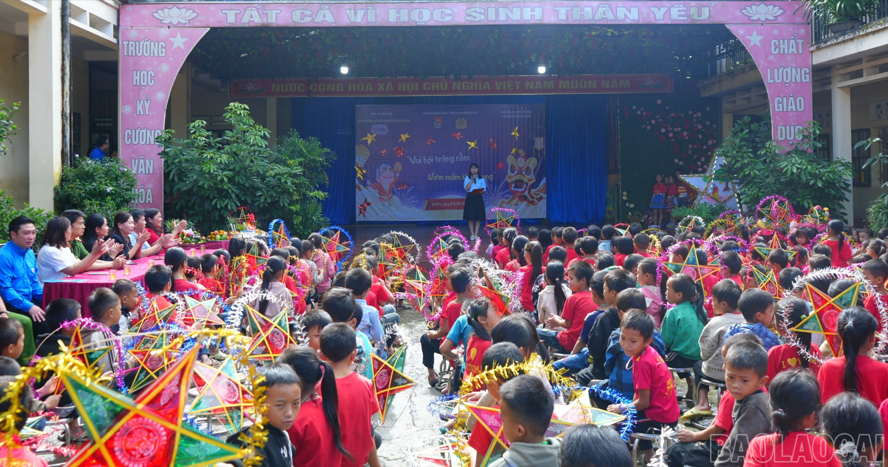 Toàn cảnh chương trình" Vui hội Trăng Rằm - ươm mầm khát vọng". baolaocai-br_dsc03851-9529.jpg