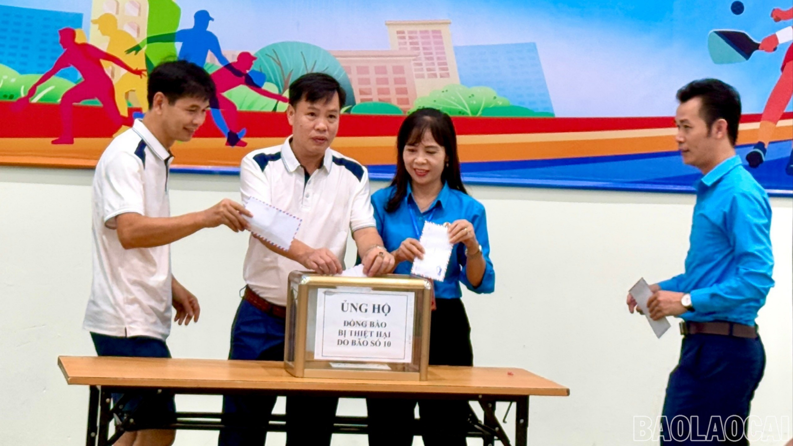 Các đại biểu hưởng ứng chiến dịch ủng hộ đồng bào bị ảnh hưởng thiên tai. baolaocai-br-z7081174901583-83c7d04cfe083039eecab81aeb49e82a.jpg