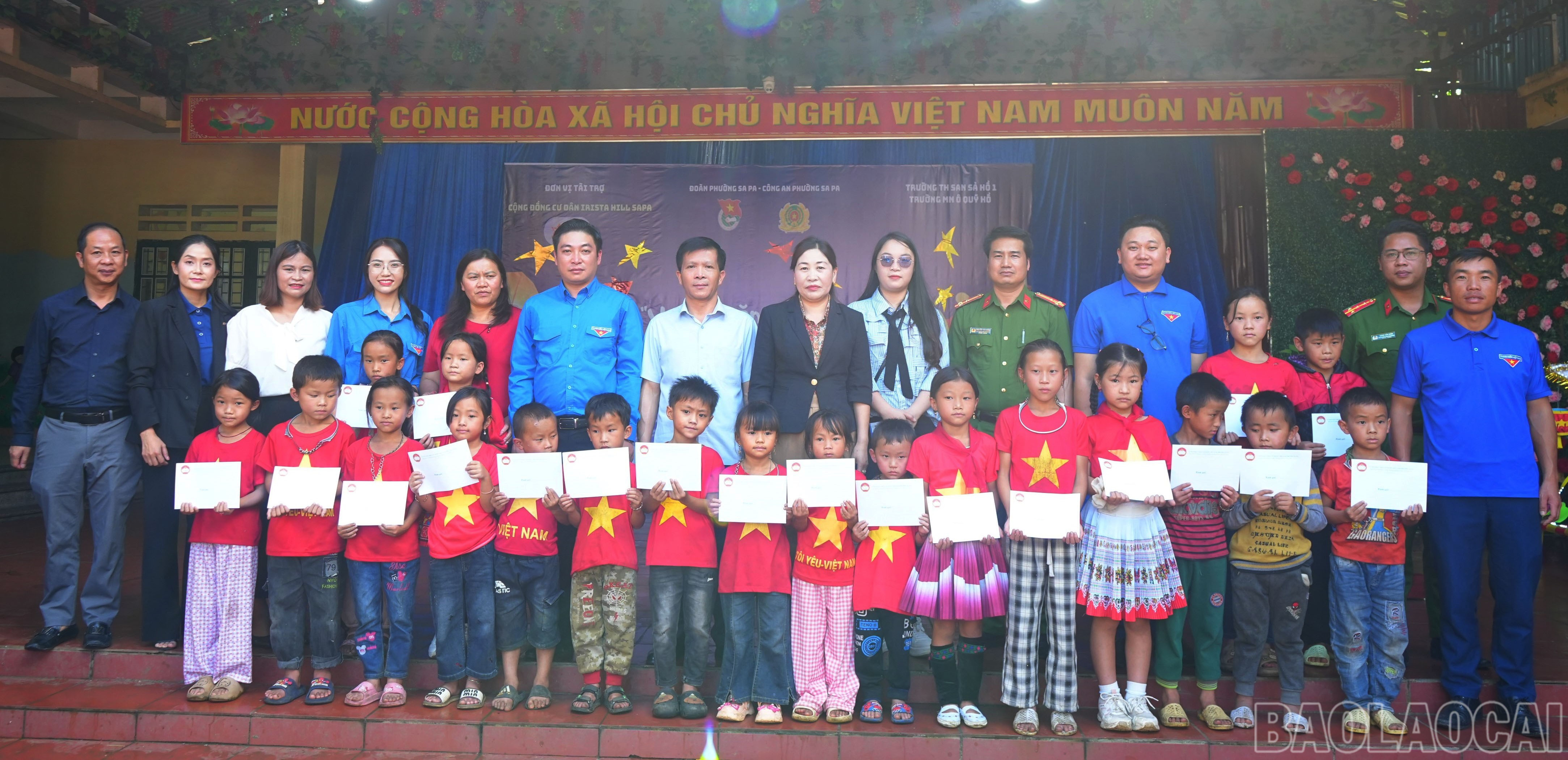 Trao quà cho các em học sinh có hoàn cảnh khó khăn. baolaocai-br_dsc03995.jpg