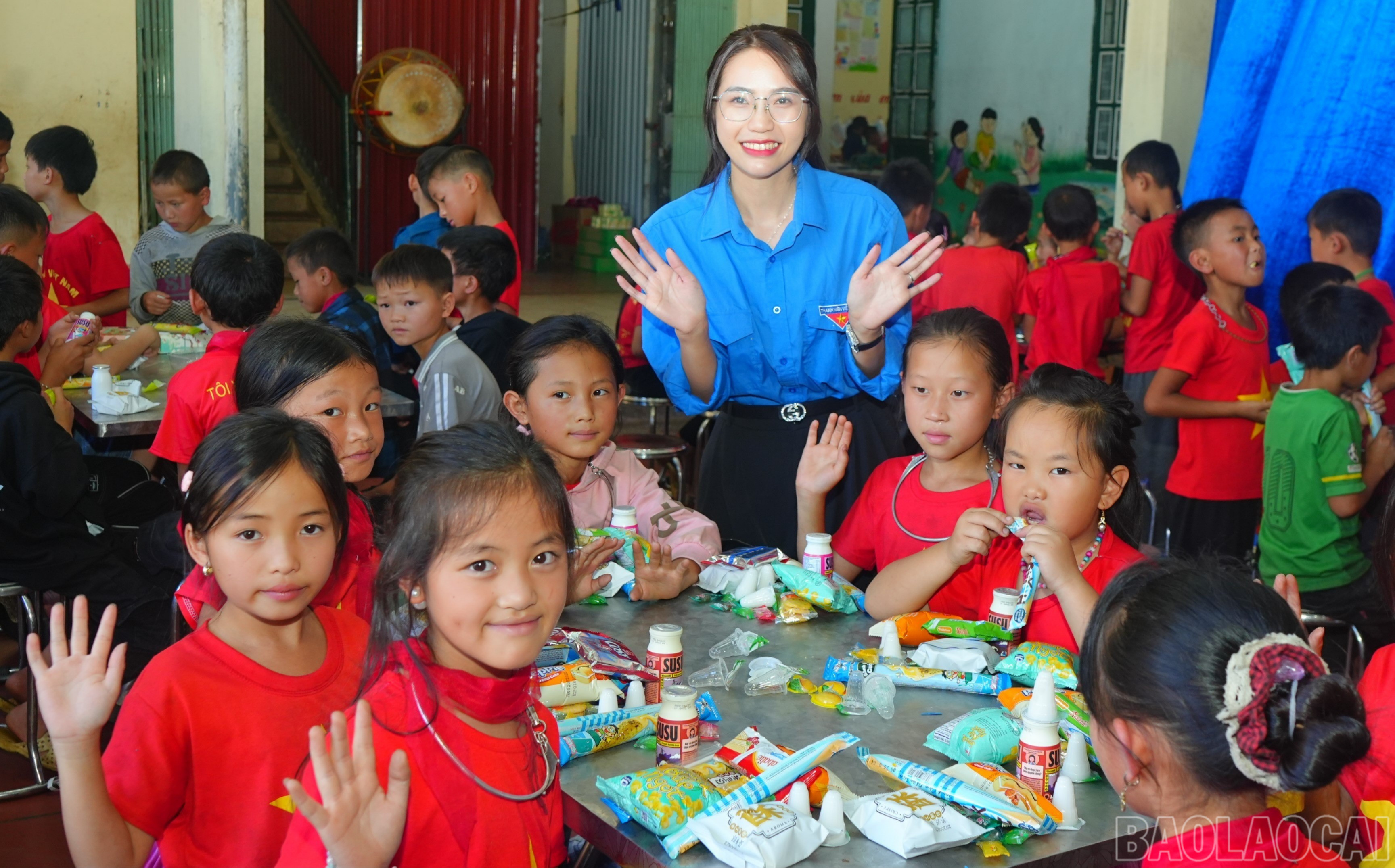 Các em học sinh vui vẻ phá cỗ. baolaocai-br_dsc04370-1573.jpg